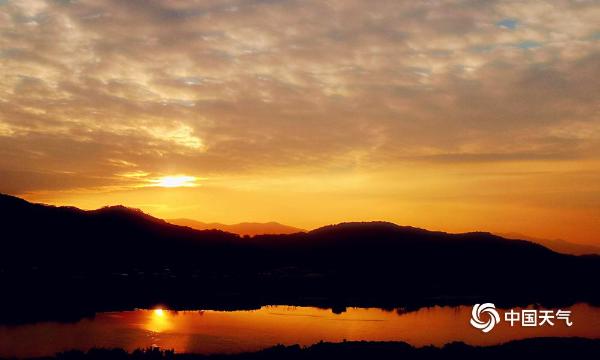 福建漳州：九龙江畔落日余晖 秋水一色