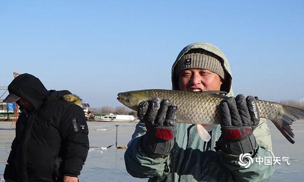 凿冰眼捕鱼：松花江上的别样风景-图片频道-中国天气网