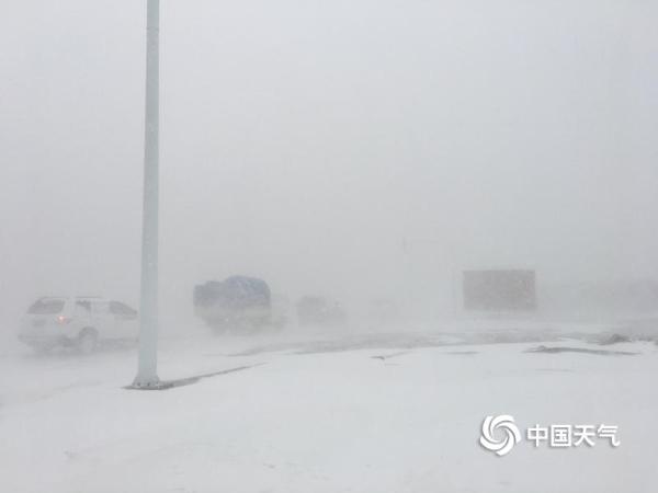 新疆哈密出现风吹雪 能见度不足50米