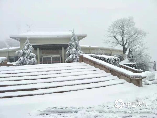 浙江安吉江南天池迎来今冬初雪
