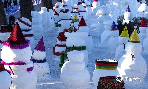 哈尔滨卡通雪人迎新年  造型别致萌翻天