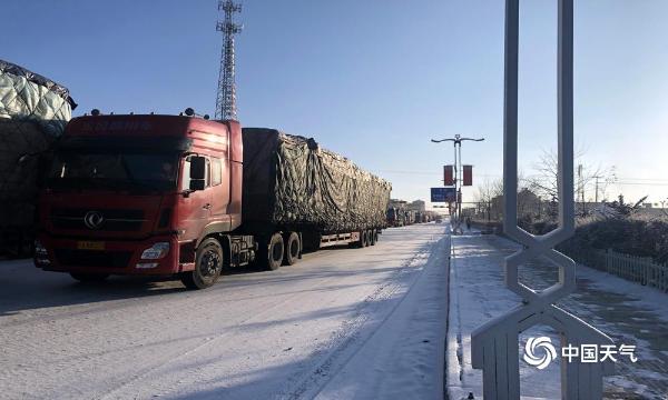 青海省茶卡镇出现降雪  导致运送物资车辆滞留