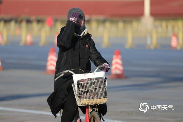北京今晨-8℃创入冬来新低 天安门游客全副武装