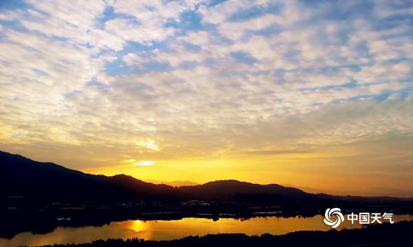 福建漳州：九龙江畔落日余晖 秋水一色