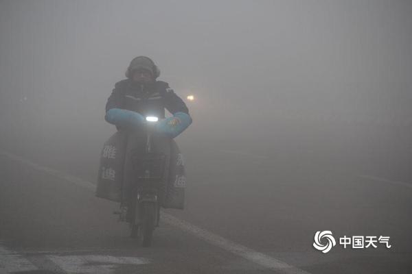 强浓雾袭山东威海  局地能见度不足50米