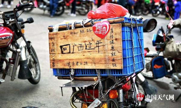 春运回顾：广西摩托大军后座上的“爱与思念”