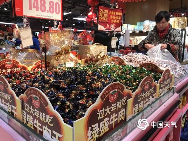 杭州超市年味浓 市民忙着买年货