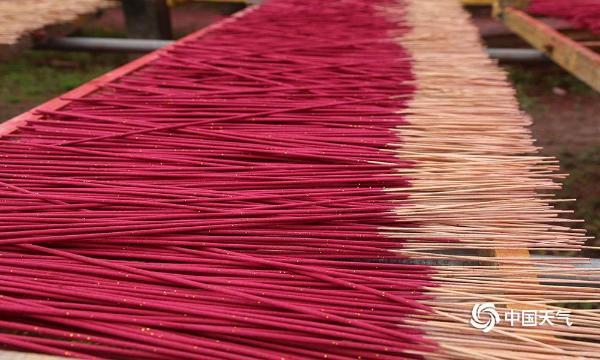 福建永春天气转晴 恰香都广场晒香忙