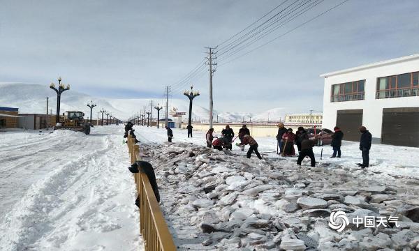 青海曲麻莱县突降大雪 积雪10厘米交通畜牧受影响