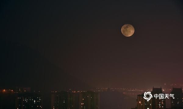 重庆“超级月亮”现身天宇 城市增添神秘感