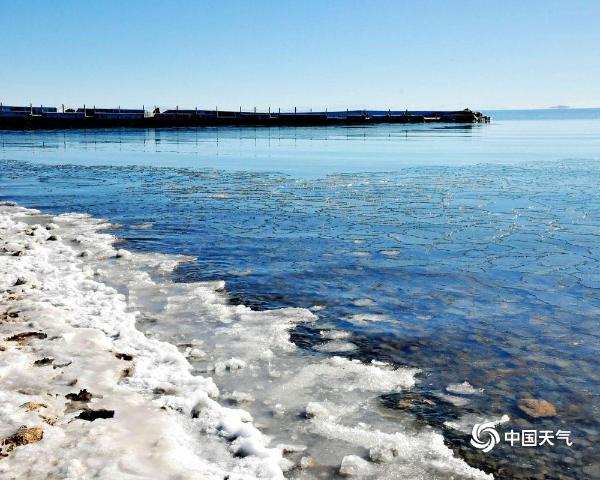 青海湖封冻过程景致别样美