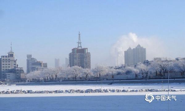 哈尔滨松花江畔新年首迎雾凇景观