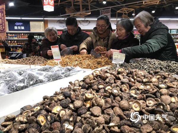 杭州超市年味浓 市民忙着买年货