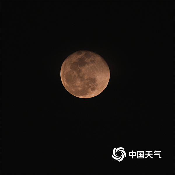 重庆“超级月亮”现身天宇 城市增添神秘感
