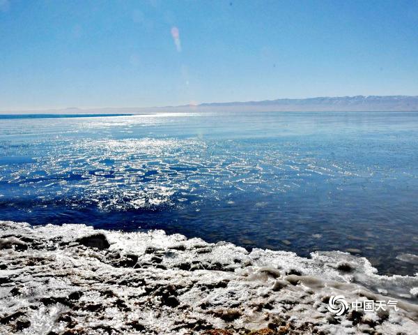 青海湖封冻过程景致别样美