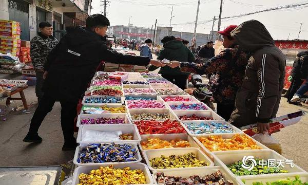 年味儿十足 河北乡村年货大集市热闹非凡