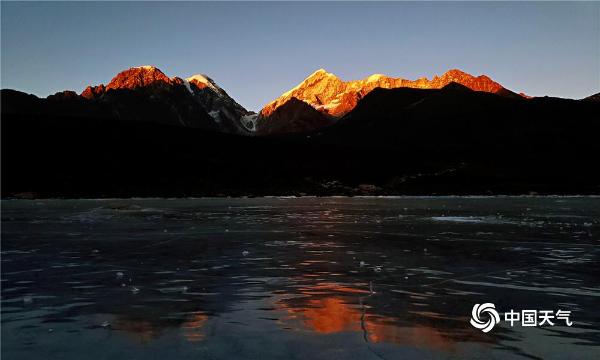 冬日盛景 四川贡嘎山雅家梗朝阳与落日