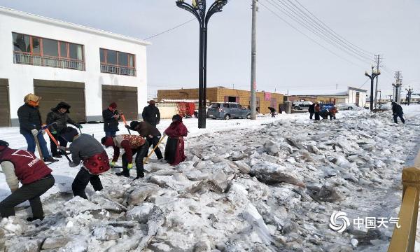 青海曲麻莱县突降大雪 积雪10厘米交通畜牧受影响