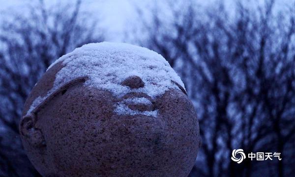 哈尔滨喜迎今年首场降雪 银装素裹美不胜收