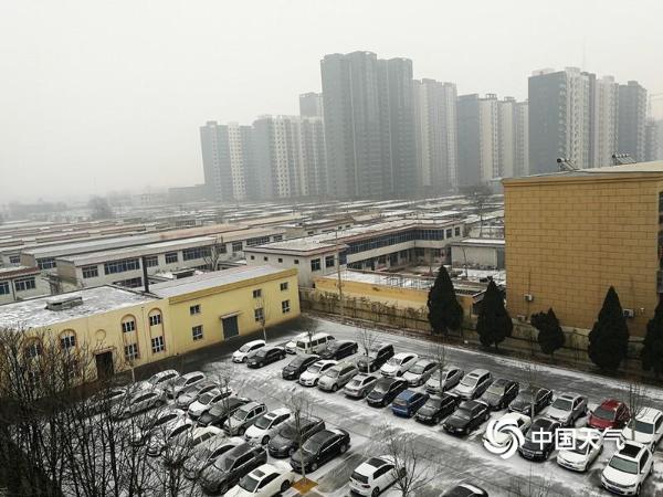 河北保定迎来春节长假后首场雪