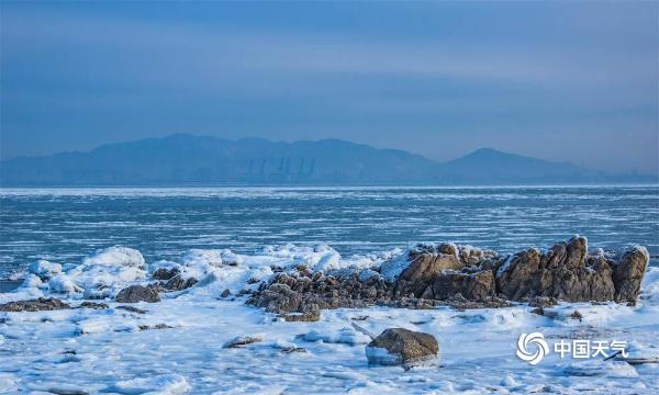 河北秦皇岛海域现海冰 美轮美奂如梦境