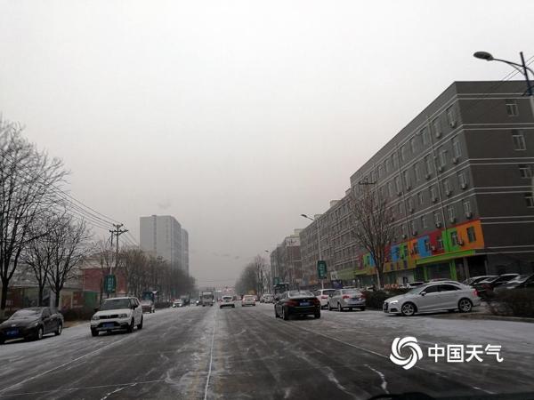 河北保定迎来春节长假后首场雪