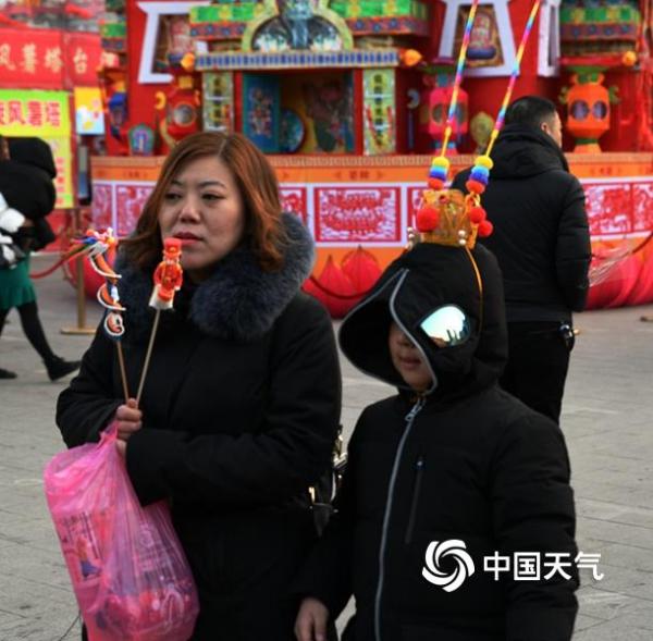 红灯高挂人流如织 沈阳皇城庙会春节氛围浓