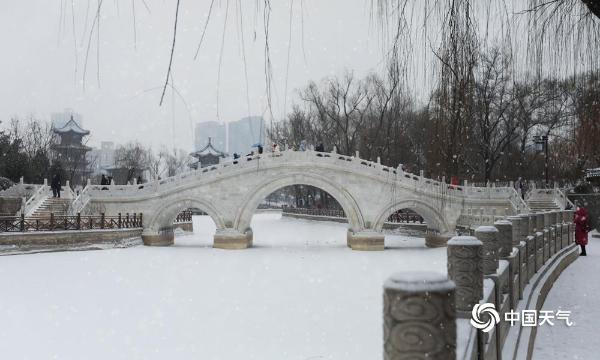 太原迎泽公园银装素裹 美景迷人