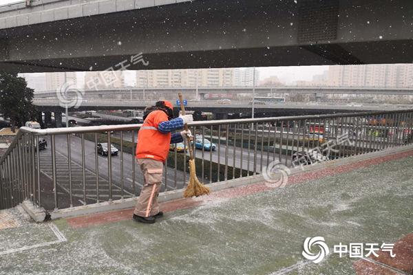北京降雪致5条高速封闭 5条公交线路停驶绕行