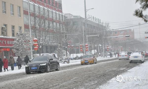 呼和浩特迎明显降雪  市内交通受阻