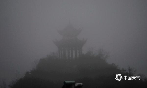 贵阳大雾漫城 局地能见度仅百米-图片频道-中国天气网