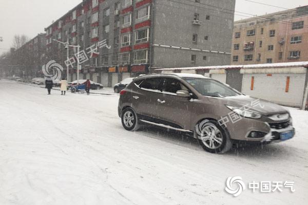 内蒙古大范围降雪致多条高速封闭 大风寒潮预警齐发