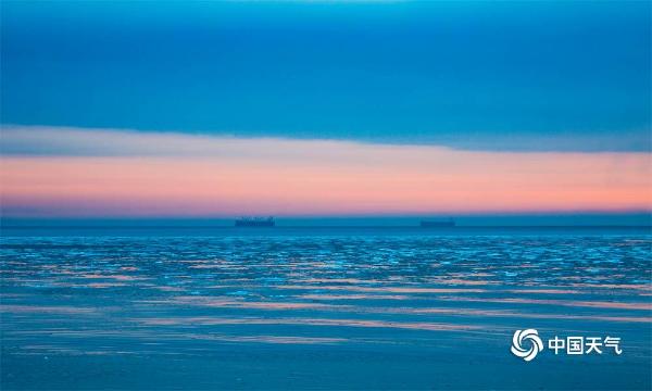 河北秦皇岛海域现海冰 美轮美奂如梦境