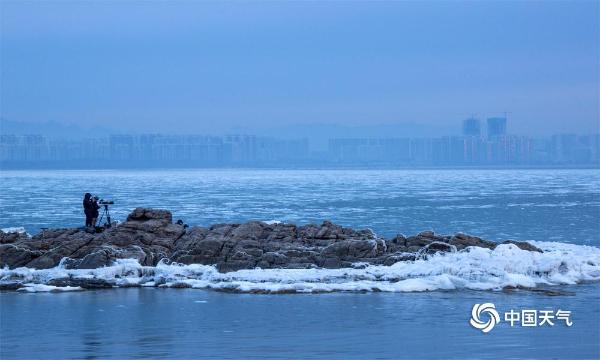 河北秦皇岛海域现海冰 美轮美奂如梦境