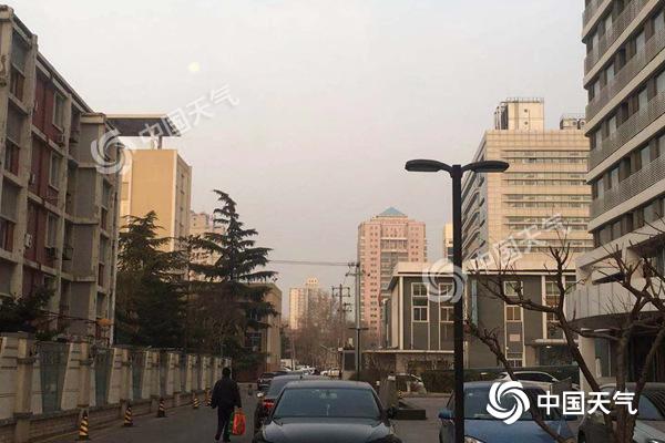 北京启动重污染橙色预警 气温稳步上升霾“扎心”回归