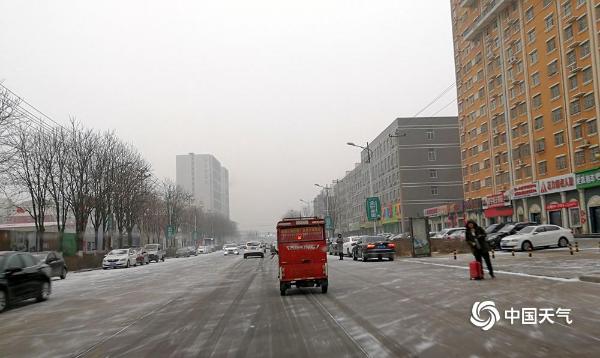 河北保定迎来春节长假后首场雪