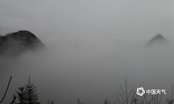 广西百色大雾锁城  大石围六百米天坑隐遁深山