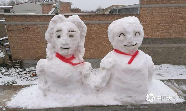 山西迎降雪 市民欢乐堆雪人