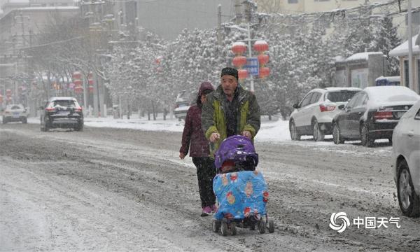 呼和浩特迎明显降雪  市内交通受阻
