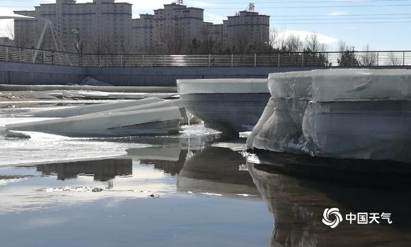 内蒙古呼伦贝尔市伊敏河消融 河面现罕见冰排
