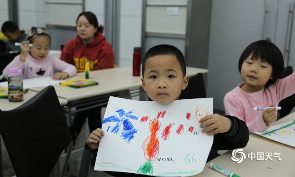 世界气象日 小朋友们南京北极阁里画天气