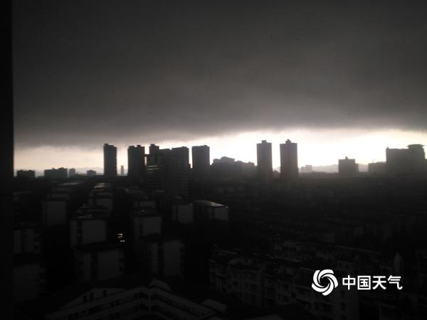湖南株洲：强对流来袭 乌云压城