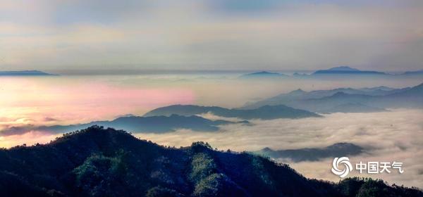 湖南平江：山峦叠嶂 云雾缭绕