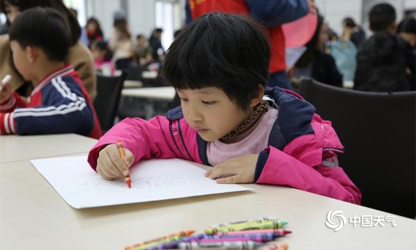 世界气象日 小朋友们南京北极阁里画天气