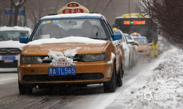 哈尔滨春分大雪纷飞 早高峰交通拥堵