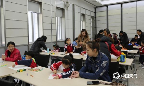 世界气象日 小朋友们南京北极阁里画天气