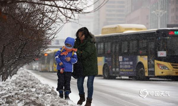哈尔滨春分大雪纷飞 早高峰交通拥堵