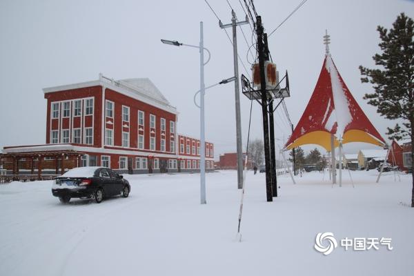 内蒙古根河满归镇雪花飞舞 行人出行难