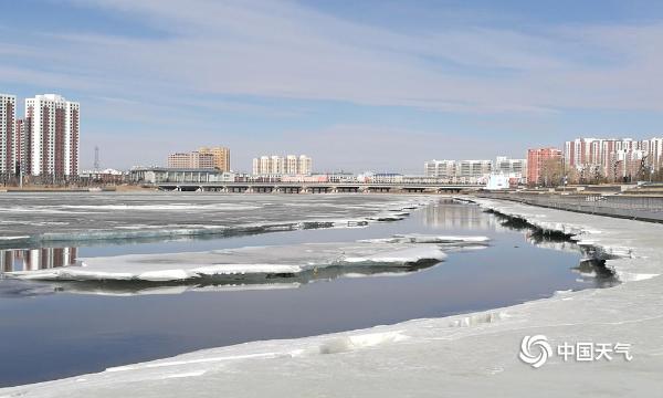 内蒙古呼伦贝尔市伊敏河消融 河面现罕见冰排