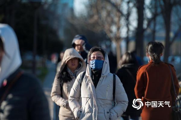 春分节气寒潮袭北京 街头行人开启乱穿衣模式